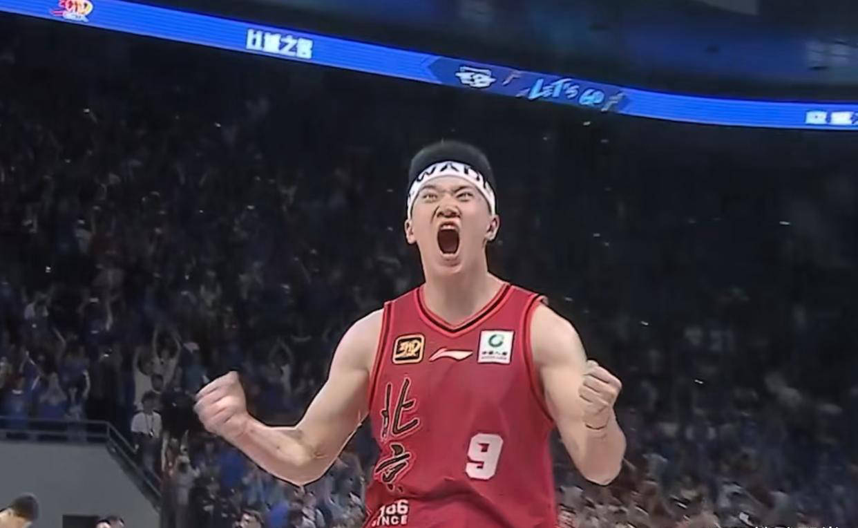 乐鱼体育-狂热球迷为球队赢得季后赛胜利欢呼